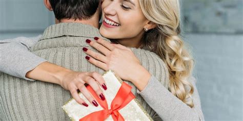 Тайные приемы женщин - как подсказать мужчине о неожиданном подарке